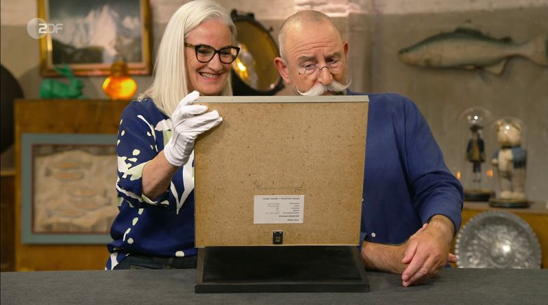 "Unvorteilhaft", fand Horst Lichter das Objekt in der Mittwochsausgabe der ZDF-Trödelshow "Bares für Rares" und fragte sicherheitshalber bei Friederike Werner nach: "Ist wahrscheinlich Kunst, oder?" Die stimmte zu - auch wenn das Kunstwerk die letzten Jahre im Schrank versteckt wurde.