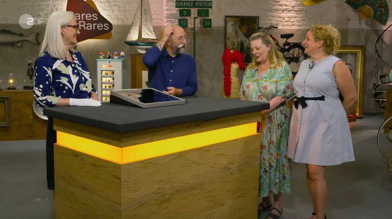 Das kuriose Objekt hatte Tochter Marijke aus Köln bei der Wohnungsauflösung einer Freundin ihrer Mutter Brigitte aus Niederkassel mitgenommen. Später verschenkte sie es, doch ihre Freundin hing das "sehr irritierende" Bild nie auf - sie fand, es wirke "ein bisschen wie in der Geisterbahn".