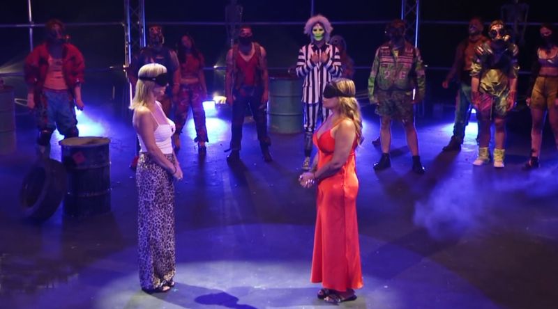 Die zwölf Realitystars hatten vorab keine Ahnung, wer außer ihnen im Format ist. Und vor allem nicht, wer ihnen als besonderer "Lieblingsfeind" als Erstes gegenüberstehen würde. Mit Augenbinden traten auch Danni und Patricia einander gegenüber.