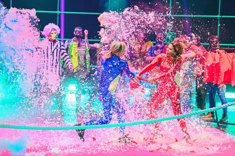 Zu Beginn flogen die Fetzen und Federn! "Die Abmachung" (ProSieben) startete mit sechs Duellen zwischen den Stars. Danni Büchner (links) und Patricia Blanco schlugen mit Kissen aufeinander ein.