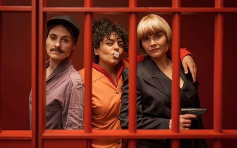 Die neue ZDF-Krimi-Komödie erzählt die Geschichte von drei Schwestern, die unterschiedlicher nicht sein könnten. Lesley (Julia Becker, von links), Olivia (Sara Fazilat) und Kim Hansen (Katharina Wackernagel) planen einen Einbruch, der gehörig schiefgehen wird.