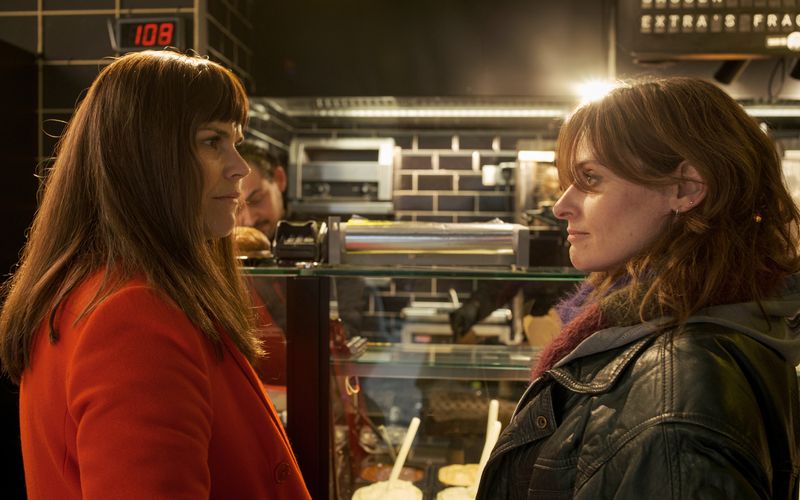 Kim (Katharina Wackernagel, links) und Lesley (Julia Becker) streiten über ihren fehlerhaften Einbruch in einen Tresorraum.
