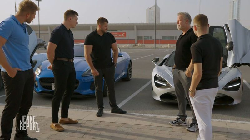 Reporter Jenke von Wilmdsorff (Zweiter von rechts) lässt sich von jungen Dubai-Auswanderern erklären, was sie mit ihren Millionen im Wüsten-Emirat anfangen.