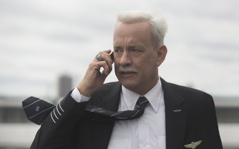 Tom Hanks ist einer der gefeiertsten Schauspieler Hollywoods. Eine seiner Glanzleistungen: In Clint Eastwoods  "Sully" (9. November, 20.15 Uhr, 20.15 Uhr auf ARTE) spielt der Oscar-Preisträger den Flugkapitän Chesley Sullenberger, der 2009 seine Passagiermaschine nach einer Kollision mit einem Schwarm Vögel sicher auf dem Hudson River in New York notlandete. Das hochgelobte Biopic ist einer von vielen Filmen, in denen Hanks als Hauptdarsteller glänzte.