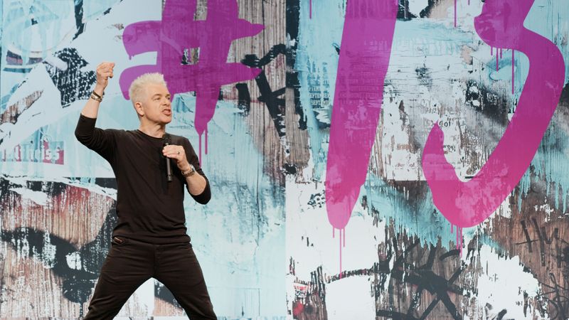 Verfluchter Aberglaube: Sein 13. Bühnenprogramm konnte wegen der Corona-Beschränkungen lange nicht anlaufen.