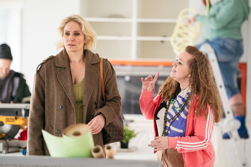 Linda (Laura Malmivaara, links) und Marke (Katja Küttner) waren einst enge Freundinnen. 