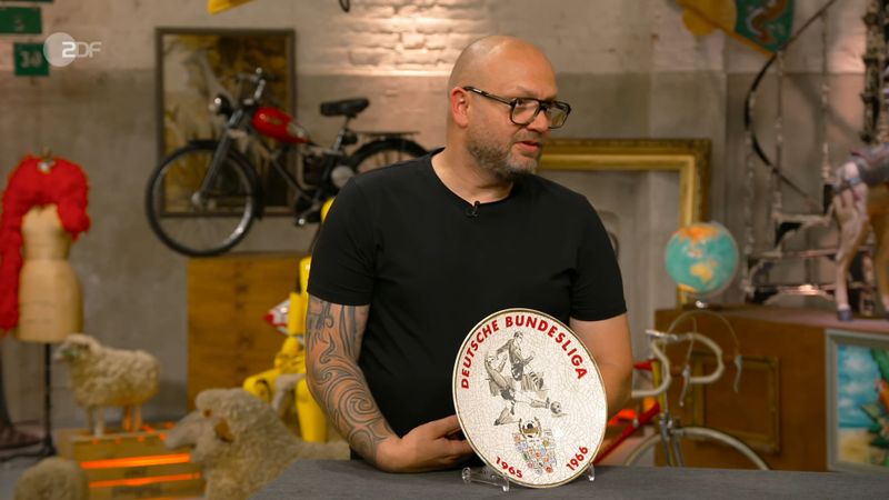 1963, so der Experte. "Kein Wunder, dass ich keine Ahnung von Fußball habe, ich bin 1962 geboren worden. Da war ich viel zu jung", meinte Horst Lichter. Sven Deutschmanek erwiderte ironisch: "Gibt ja auch kein Fußball mehr."