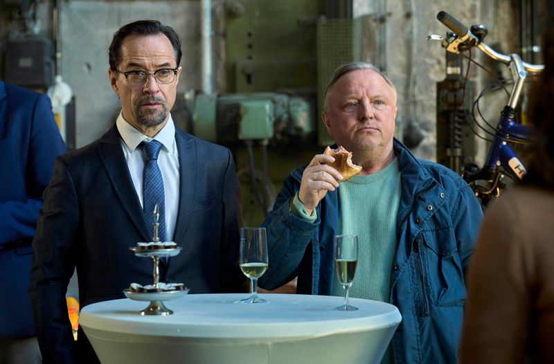 Professor Karl-Friedrich Boerne (Jan Josef Liefers, links) wollte eigentlich ein Fahrrad kaufen, stattdessen wurden er und Kommissar Thiel (Axel Prahl) Zeugen eines Leichenfunds.