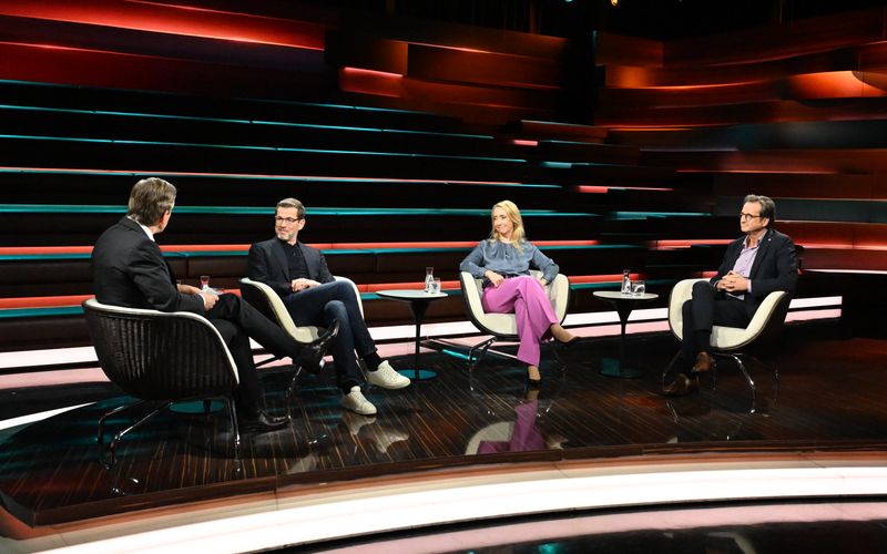 Im ZDF-Talk diskutierten, von links: Moderator Markus Lanz, Karl-Theodor zu Guttenberg, Melanie Amann und Stephan Grünewald.