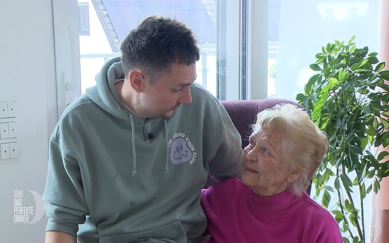 Oma Christa hat vollstes Vertrauen in die Kochkünste ihres Enkels.