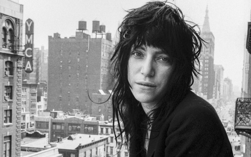 Die 1970er waren das vielleicht spannendste Jahrzehnt der Pop- und Rockmusik. Ob Metal, Soul, Punk oder Disco - kaum eine Musikrichtung, die nicht zwischen 1970 und 1979 erfunden oder entscheidend weiterentwickelt wurde. Und sie mischte ganz vorne mit: Patti Smith, die seit ihrem Debütalbum mit "Horses" zu einer der ausdrucksstärksten Stimmen der Rockmusik zählt. Zum 50-jährigen Jubiläum der legendären Platte präsentieren wir die 30 größten Alben der 70er-Jahre.