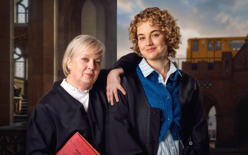 In "Kanzlei Liebling Kreuzberg - Bewährungsprobe" loten Talia Jahnka (Gabriela Maria Schmeide, links) und Lisa Liebling (Luise von Finckh) erneut ihre Differenzen und Gemeinsamkeiten aus.