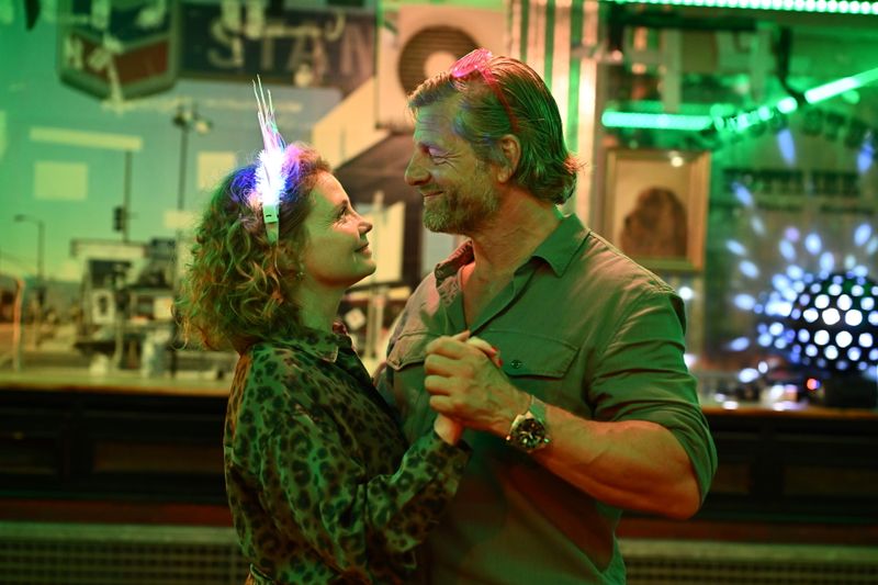 Annette Frier und Henning Baum - als sie selbst - kommen sich näher.