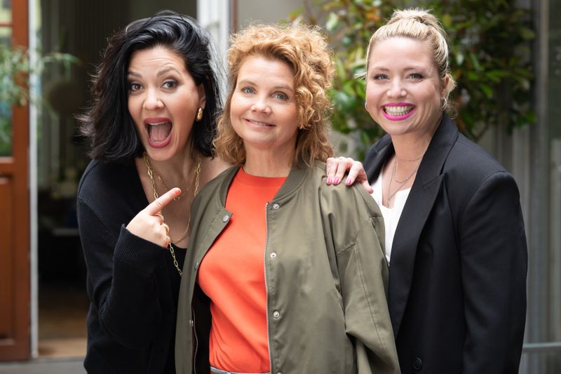 Erst bei Joyn, dann bei SAT.1: Die achtteilige Serie "Frier und Fünfzig - Am Ende meiner Tage" mit Jasmin Shakeri als Künstleragentin (links), Annette Frier als Annette Frierm (Mitte) sowie Caroline Frier als Caroline Frier.