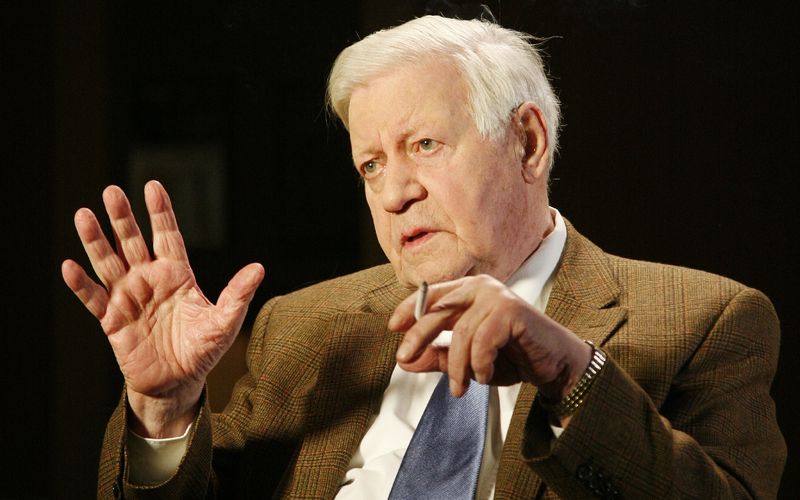 Helmut Schmidt gehört zu den bedeutendsten Bundeskanzlern Deutschlands. Die Amtszeit des SPD-Politikers als Regierungschef fällt in die Jahre 1974 bis 1982 - eine Zeit wirtschaftlicher Krisen und des Kampfes gegen den Terrorismus der RAF. Am 10. November starb der überzeugte Kettenraucher im hohen Alter von 96 Jahren. Zum 10. Todestag des "Lotsen" der Deutschen präsentiert die Galerie alle deutschen Bundeskanzler seit 1949.