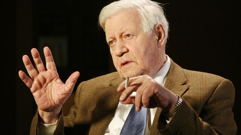 Helmut Schmidt gehört zu den bedeutendsten Bundeskanzlern Deutschlands. Die Amtszeit des SPD-Politikers als Regierungschef fällt in die Jahre 1974 bis 1982 - eine Zeit wirtschaftlicher Krisen und des Kampfes gegen den Terrorismus der RAF. Am 10. November starb der überzeugte Kettenraucher im hohen Alter von 96 Jahren. Zum 10. Todestag des "Lotsen" der Deutschen präsentiert die Galerie alle deutschen Bundeskanzler seit 1949.