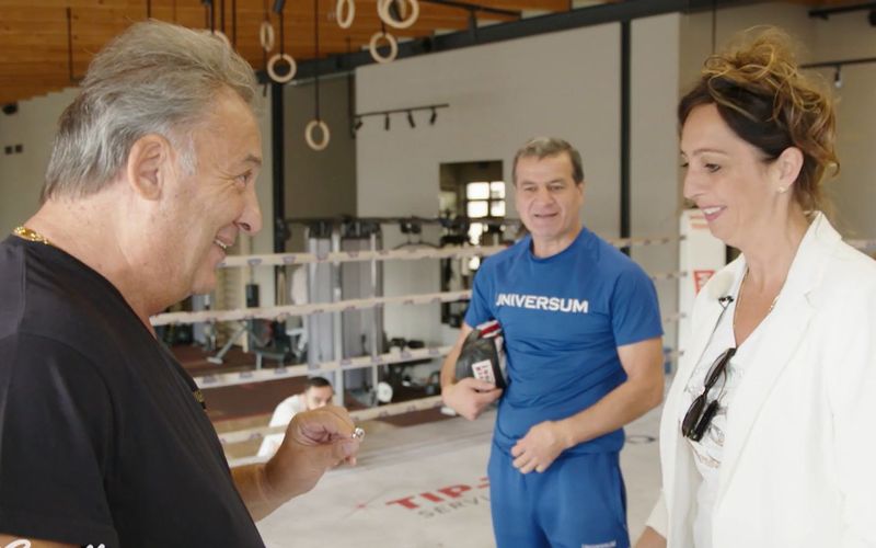 Überraschungs-Antrag im Boxring: Mike will Heidi heiraten.