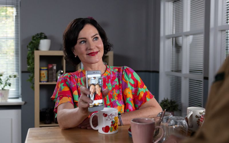 Marisa Burger hat von der Rolle der Sekretärin Stockl Abschied genommen. Der Kult-Becher mit Bär musste am Set der "Rosenheim-Cops" bleiben.