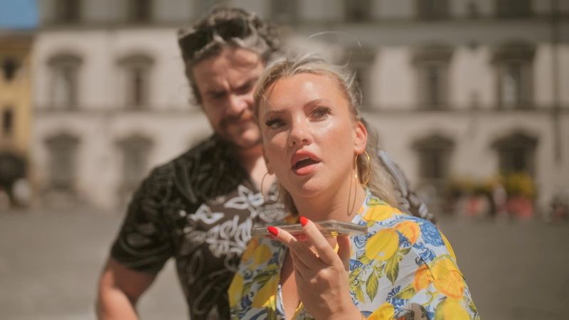 Während sich Evelyn Burdecki Florenz anschaut, bekommt sie plötzlich einen beunruhigenden Anruf.