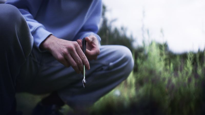 Wochen vor dem Verschwinden seines Vaters, findet einer der Söhne einen Armbrustpfeil im Garten.