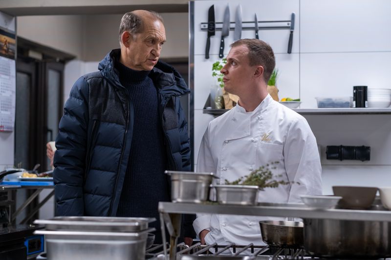 Carl Sievers (Peter Heinrich Brix, links) stattet der Sterneküche des "Voss" einen Besuch ab. Thorben Voss (Tim Kalkhof) soll der neue Inhaber werden.