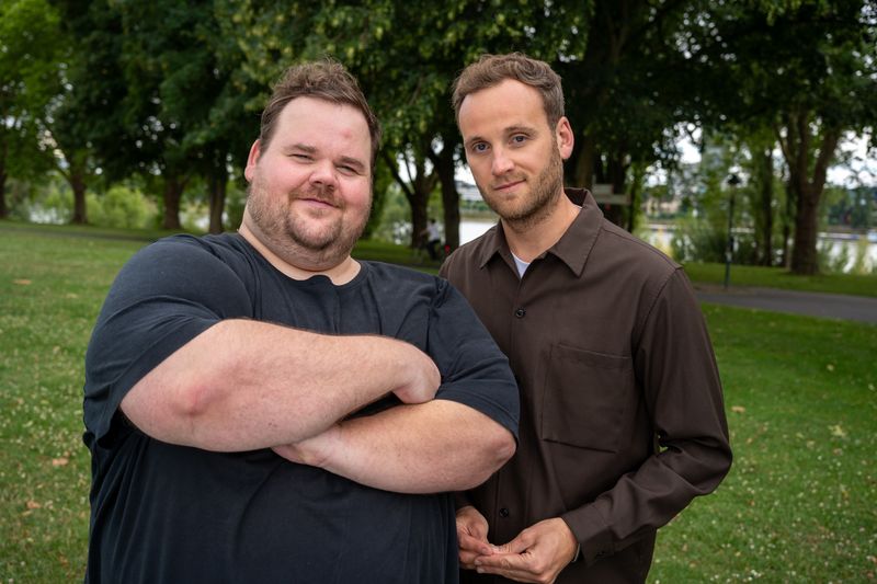 Personaltrainer Torsten Prix (links) spricht mit Psychologe Leon Windscheid über seine Esssucht.