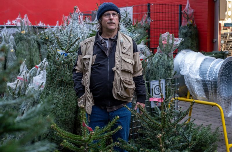 Die bezaubernde Weihnachtgeschichte "Prange - Man ist ja Nachbar" erzählt von einem Titelhelden (Bjarne Mädel), der als scheuer, guter Geist in seinem Hamburger Mietshaus die Pakete für alle Nachbarn annimmt - und sich in Paketbotin Dörte verliebt. 