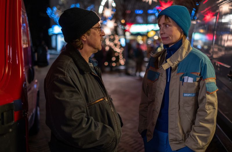 Prange (Bjarne Mädel) und Dörte (Katharina Marie Schubert) treffen sich zufällig auf dem Weihnachtsmarkt.