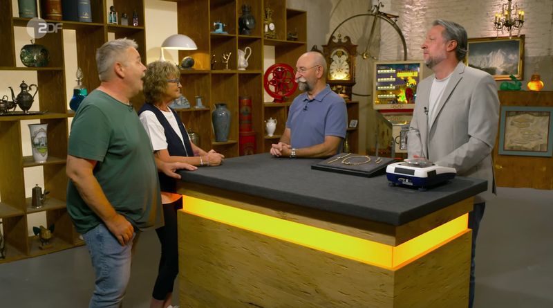 Auch Horst Lichter staunte über die "mächtig großen Aquamarine", als Peter aus Berlin sein imposantes Schmuckkonvolut auf dem Tresen präsentierte. Gemeinsam mit seiner Ehefrau Iris wollte er den Erbschmuck seiner Mutter verkaufen, denn "er hat keinen emotionalen Wert". Am meisten reizte ihn, das Geld "hemmungslos zu verjubeln". 