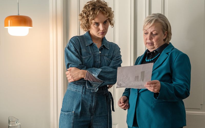Talia (Gabriela Maria Schmeide, rechts) erklärt Lisa (Luise von Finckh): Eine Anwaltskanzlei führen, das hat auch etwas mit Verantwortung zu tun. Es müssen ja auch Rechnungen und Gehälter bezahlt werden.