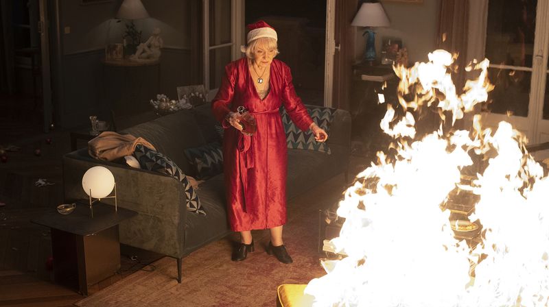 Advent, Advent, die Hütte brennt: Die beiden Seniorinnen Monique (Danièle Lebrun, Bild) und Jeanne (Danielle Fichaud) sind keine ganz unkomplizierten Gäste, wie sich in "Fast perfekte Weihnachten" zeigt. 