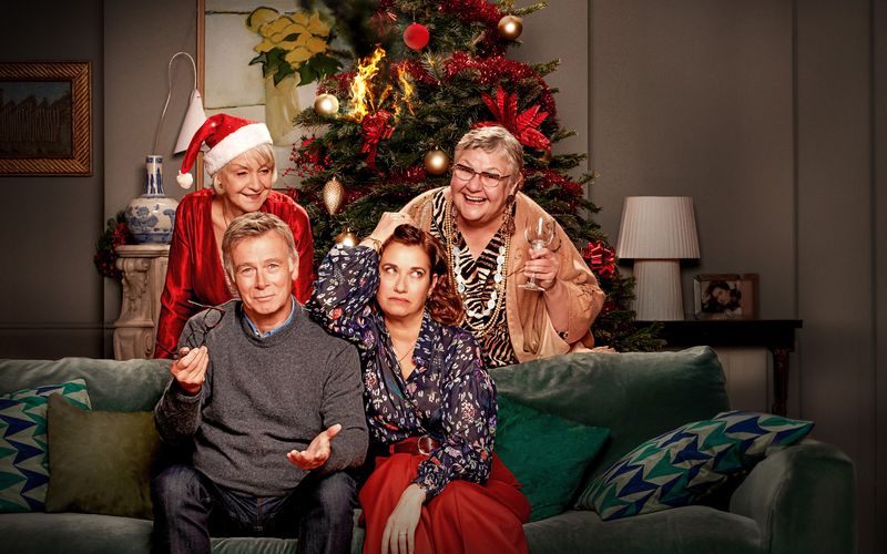 Vincent (Franck Dubosc) möchte Weihnachten nicht alleine mit seiner Frau Béatrice (Emmanuelle Devos, zweite von rechts) feiern, schließlich ist alles vorbereitet für ein großes Fest. Als die Kinder absagen, lädt er die Seniorinnen Monique (Danièle Lebrun, links) und Jeanne (Danielle Fichaud) aus dem Altersheim ein.