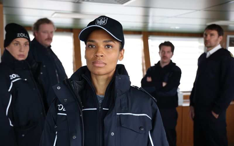 In "Der Bremerhaven-Krimi: Geschäft mit dem Tod" spielt Cynthia Micas (Mitte) abermal die Zöllnerin Lisa Cunningham. 