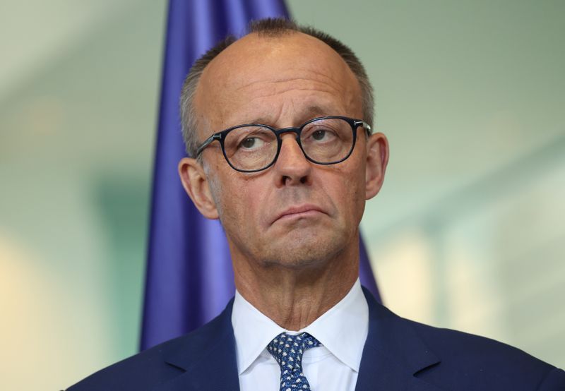 Friedrich Merz schaut skeptisch beim Stahlgipfel im November 2025 in Berlin. Die Probleme seiner Kanzlerschaft sind vielfältig. Am Ende seines ersten Reegierungsjahres stellt er sich den Fragen von 150 Bürgerinnen und Bürgern im ARD-Format "Arena - Ihre Fragen an Friedrich Merz".