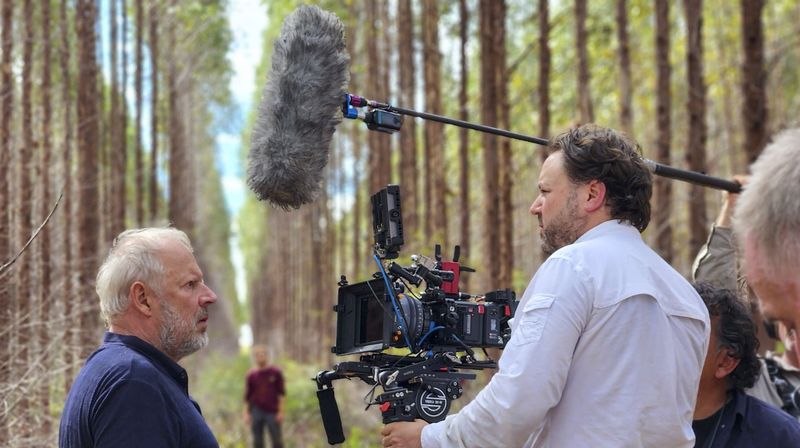 Beim Dreh von "Verschollen" bespricht sich Hauptdarsteller Axel Milberg (links) mit Regisseur und Kameramann Daniel Harrich.
