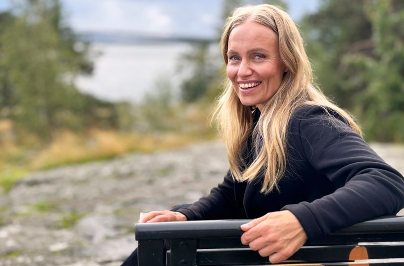 Wie geht das mit dem Glück eigentlich? Und warum sind die Finnen so viel glücklicher als die Deutschen? Schauspielerin Meri Koivisto geht diesen Fragen in der ARD-Doku "Was macht uns glücklich(er)?" nach.