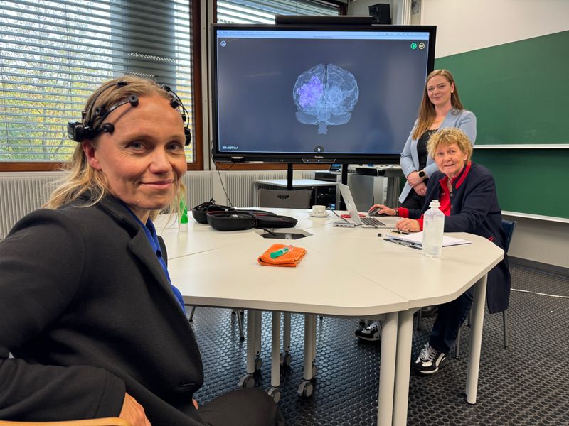 Dass das Glück trainiert werden kann, lernt Schauspielerin Meri Koivisto (links) von der Neurowissenschaftlerin Prof. Michaela Brohm-Badry.