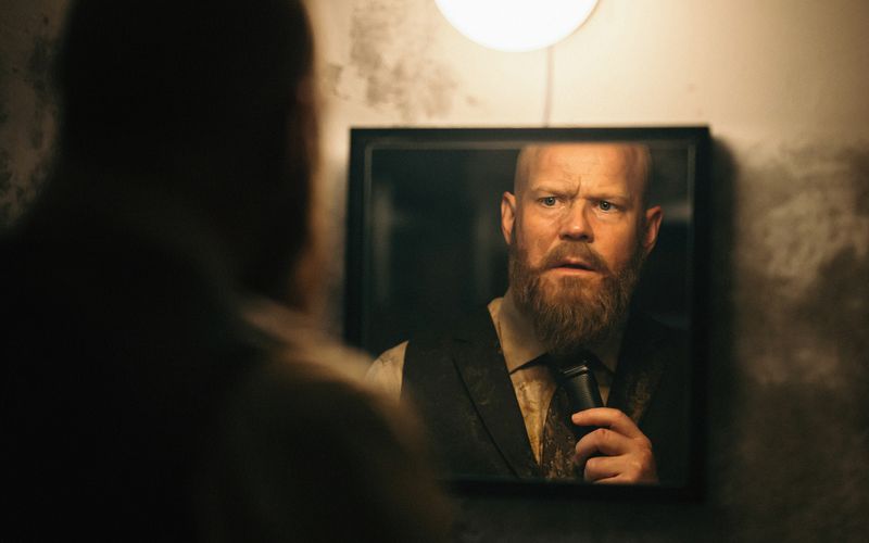 Tom (Anders Baasmo) hat einen schweren Fehler begangen. Seine Accounts wurden gehackt, sein Wirken als Internet-Troll wird öffentlich.