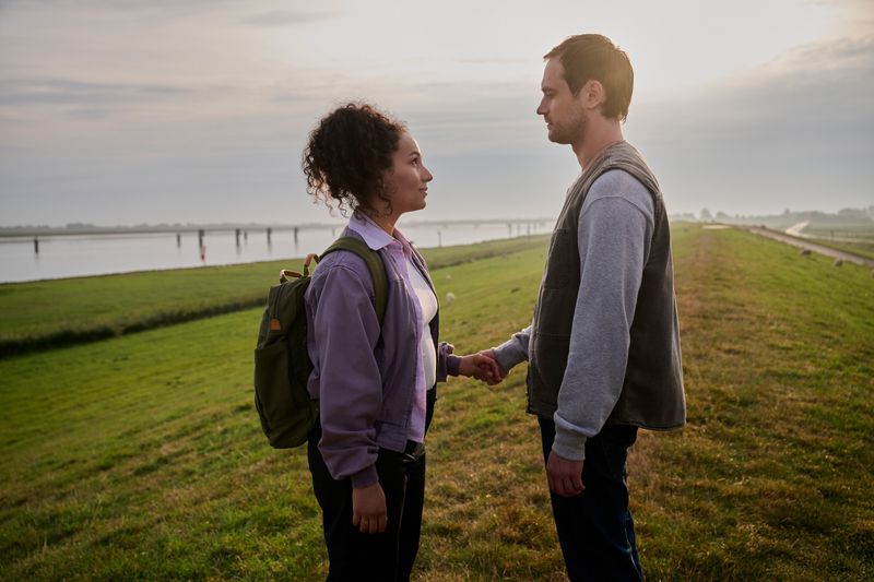 Die IT-Expertin Kim Erveling (Veronique Coubard) ist zwiegespalten, was das Wiederauftauchen ihres Mannes Tom Nitschke (Adrian Julius Tillmann) angeht. 