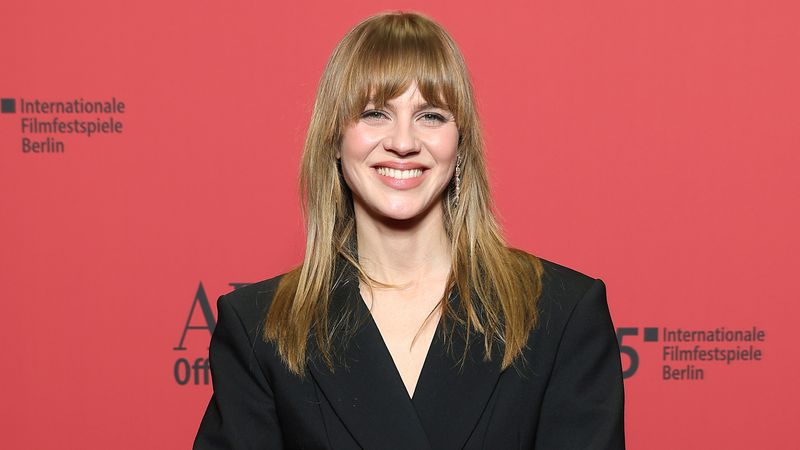 In der neuen Amazon-Serie "Miss Sophie" schlüpft Alicia von Rittberg in die Rolle der Sophie. Im Interview erklärt sie, warum die Serie eine gewisse Leichtigkeit versprüht.