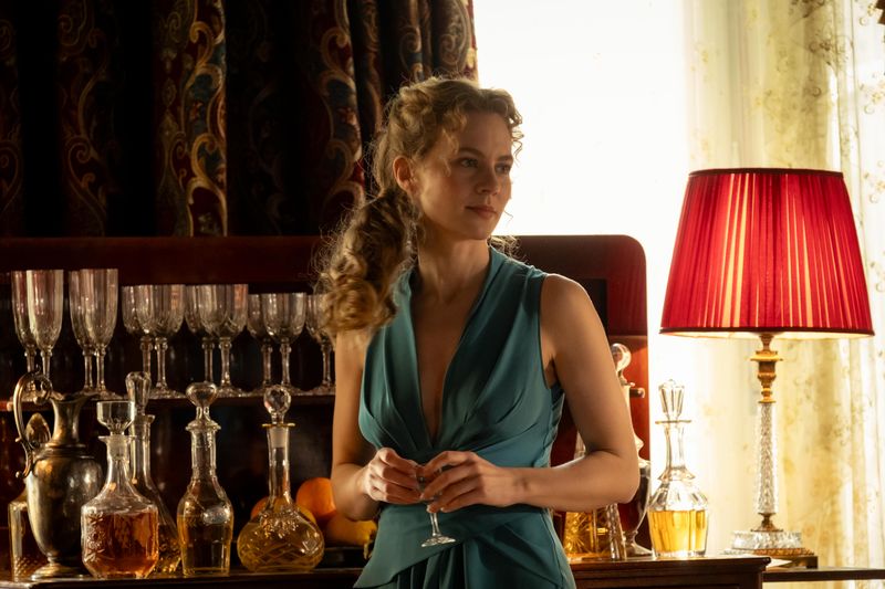 Miss Sophie (Alicia von Rittberg) muss sich zwischen mehreren Heiratskandidaten entscheiden. 