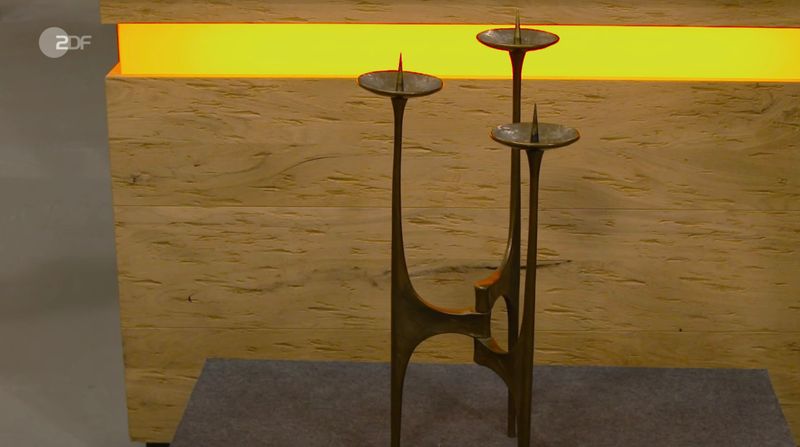 "Er ist schwer zu platzieren", befanden Marisa und Christopher aus Hamburg über den Kerzenleuchter, der schon das ganze Leben im Elternhaus des Verkäufers gestanden hatte. "Und schwer ist er obendrein", ergänzte Christopher mit einem Lachen. Nach mehreren Umzügen sollte das Erbstück nun endlich einen neuen Besitzer finden.