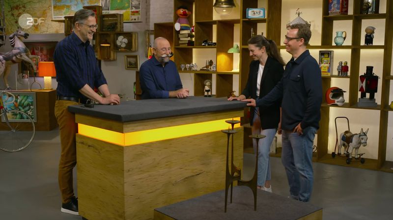 "Wunderschön, oder?", lachte Horst Lichter verschmitzt, als Christopher sein "sperriges" Erbstück in der Mittwochsausgabe der ZDF-Trödelshow "Bares für Rares" vorstellte. "Naja, das liegt im Auge des Betrachters", rümpfte der Verkäufer die Nase. Wohl wahr!