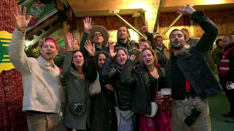 Die Newcomer-Schlagerband Mountain Crew weiß, wie wichtig die sozialen Medien für den Erfolg in der Branche sind. Gemeinsam mit ihren Fans machen sie ein TikTok Video.