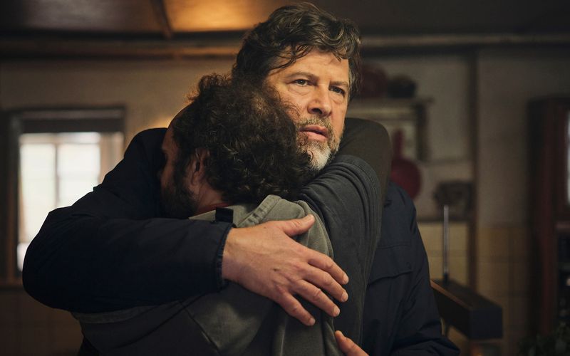 Kommissar Berg (Hans-Jochen Wagner, rechts) umarmt seinen Bruder Reini (Felician Hohnloser), der offenbar aus der Psychiatrie abgehauen ist.