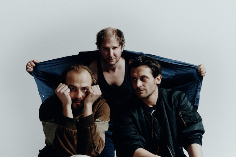 Vom Wiener Underground zu einer der größten Rockbands im deutschsprachigen Raum: Mit ungebrochener Energie und viel "Amore" füllen Wanda seit über zehn Jahren die Hallen.