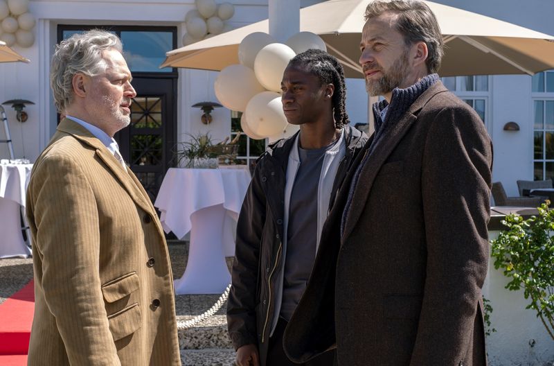 Tony Haller (Eugene Boateng, Mitte) und Daniel Kerner (Christian Erdmann, rechts) befragen Claus Bramstedt (Jörn Knebel) zum Tod seiner Skippers.