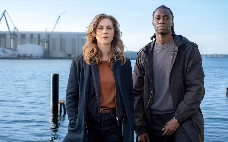 In ihrem dritten gemeinsamen Krimi ermitteln Svenja Rasmussen (Katharina Schlothauer) und Antoine Haller (Eugene Boateng) in einem sehr persönlichen Fall.