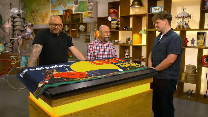 Einen Teppich glaubte Horst Lichter beim ersten Blick auf den Expertentisch zu erkennen. Dann korrigierte er sich: "ein wunderbarer Jeans-Stoff" - und kombinierte: "Dann wird das eine tolle Werbung gewesen sein." Treffer! Nick wusste sein Mitbringsel nicht zu schätzen ...