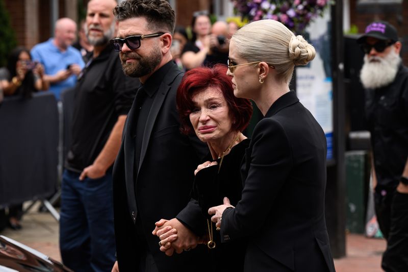 Trauer um Ozzy: Jack Osbourne, Sharon Osbourne (Mitte) und Kelly Osbourne weinen bei der Beerdigung der Rocklegende Ende Juli in seiner Heimatstadt Birmingham.